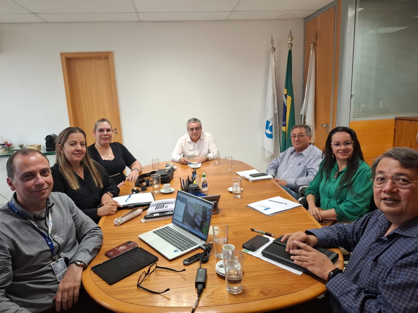 Presidente da AAJM, Erika Gemus, reunida com equipe na Caesb para tratar da falta de água no Jardins Mangueiral